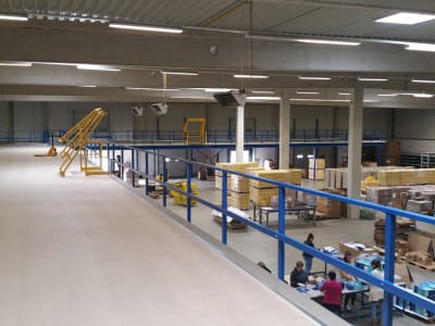 Mezzanine-hyllyjärjestelmän toimitus ja asennus.